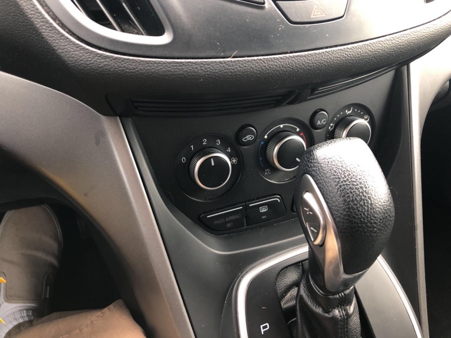 2014 BLACK FORD ESCAPE SE (1FMCU0GX0EU) with an 1.6L engine, Automatic transmission, located at 850 South Mill Street, Pryor, 74361, (918) 825-3030, 36.293549, -95.324440- Photo#2