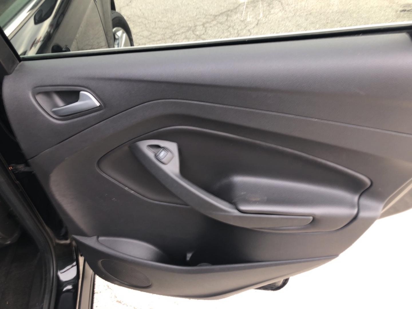 2014 BLACK FORD ESCAPE SE (1FMCU0GX0EU) with an 1.6L engine, Automatic transmission, located at 850 South Mill Street, Pryor, 74361, (918) 825-3030, 36.293549, -95.324440- Photo#18