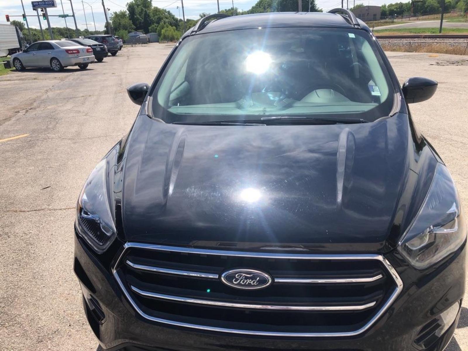 2019 BLACK FORD ESCAPE SE (1FMCU0GD7KU) with an 1.5L engine, Automatic transmission, located at 850 South Mill Street, Pryor, 74361, (918) 825-3030, 36.293549, -95.324440 - Photo #0