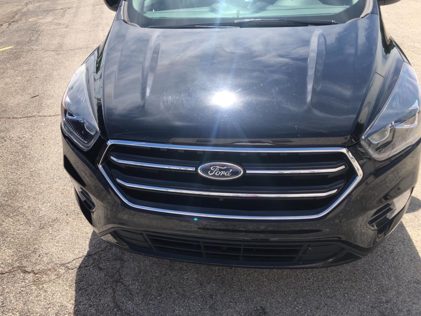 2019 BLACK FORD ESCAPE SE (1FMCU0GD7KU) with an 1.5L engine, Automatic transmission, located at 850 South Mill Street, Pryor, 74361, (918) 825-3030, 36.293549, -95.324440- Photo#1