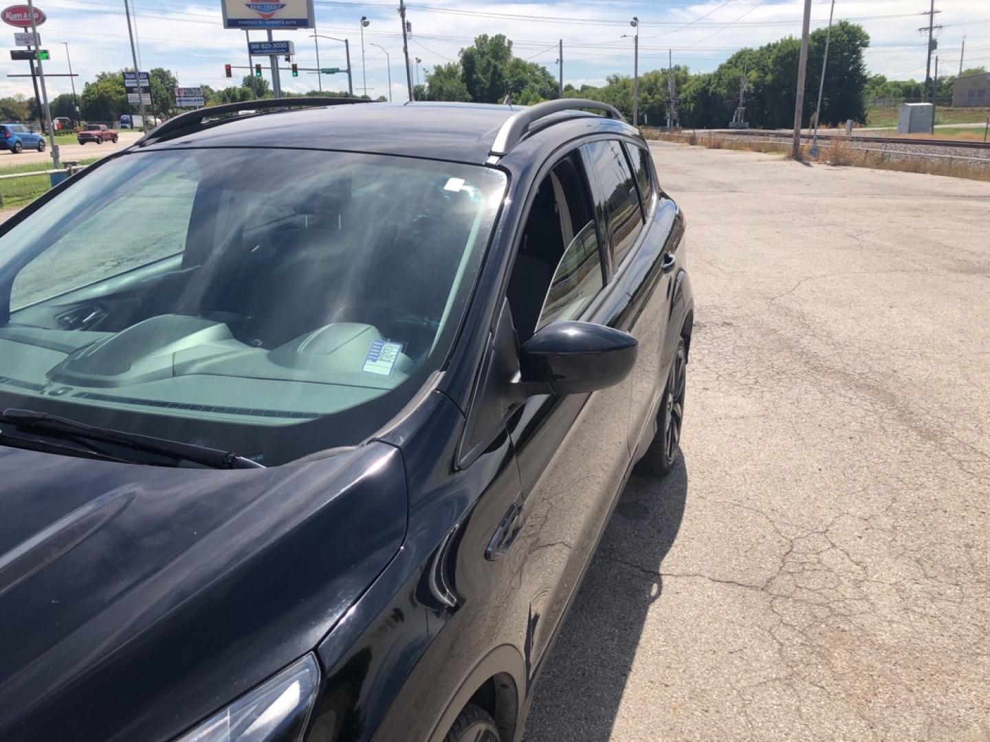 2019 BLACK FORD ESCAPE SE (1FMCU0GD7KU) with an 1.5L engine, Automatic transmission, located at 850 South Mill Street, Pryor, 74361, (918) 825-3030, 36.293549, -95.324440- Photo#3