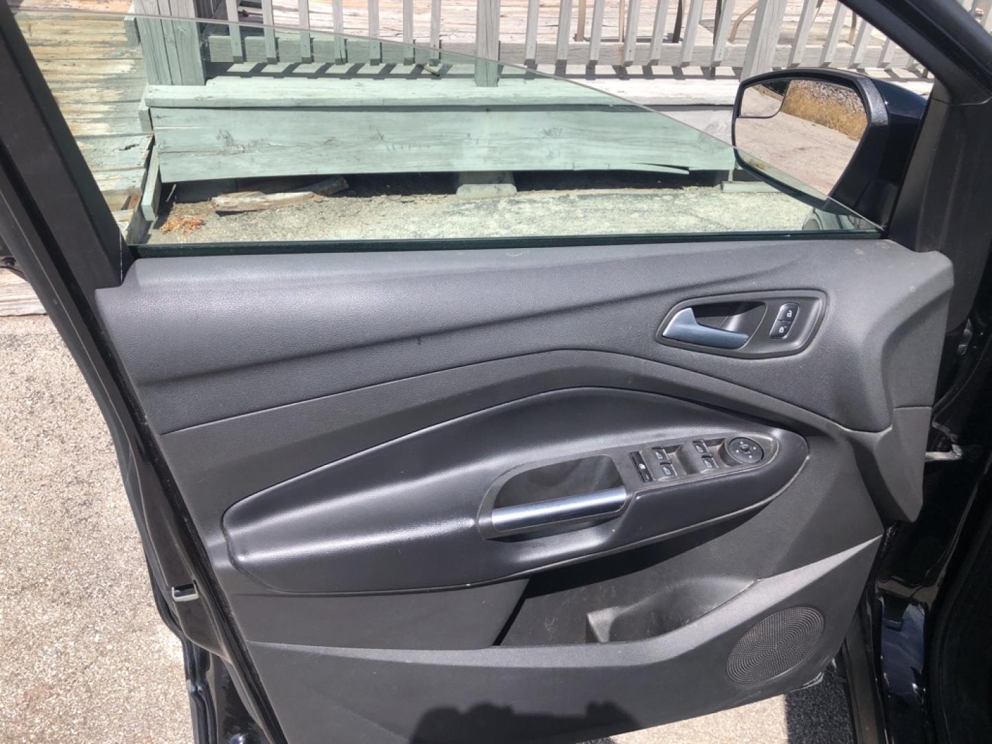 2019 BLACK FORD ESCAPE SE (1FMCU0GD7KU) with an 1.5L engine, Automatic transmission, located at 850 South Mill Street, Pryor, 74361, (918) 825-3030, 36.293549, -95.324440- Photo#8
