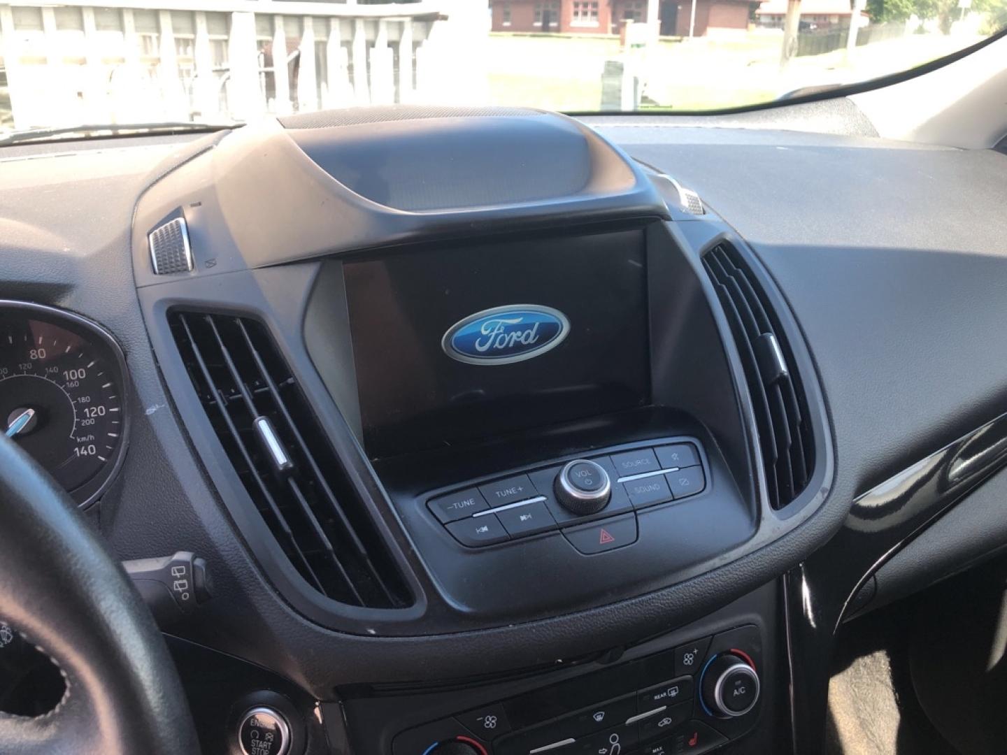 2019 BLACK FORD ESCAPE SE (1FMCU0GD7KU) with an 1.5L engine, Automatic transmission, located at 850 South Mill Street, Pryor, 74361, (918) 825-3030, 36.293549, -95.324440- Photo#10