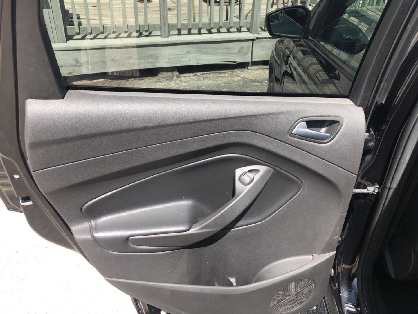 2019 BLACK FORD ESCAPE SE (1FMCU0GD7KU) with an 1.5L engine, Automatic transmission, located at 850 South Mill Street, Pryor, 74361, (918) 825-3030, 36.293549, -95.324440- Photo#15