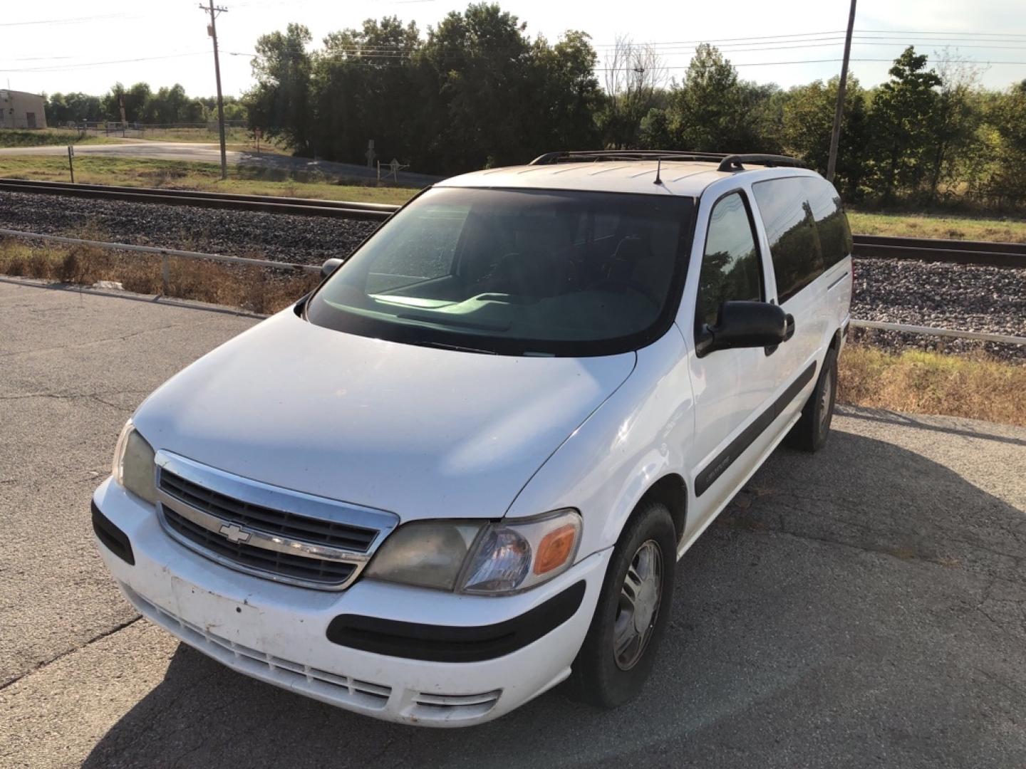 2001 WHITE CHEVROLET VENTURE (1GNDX03E11D) with an 3.4L engine, Automatic transmission, located at 850 South Mill Street, Pryor, 74361, (918) 825-3030, 36.293549, -95.324440- Photo#0