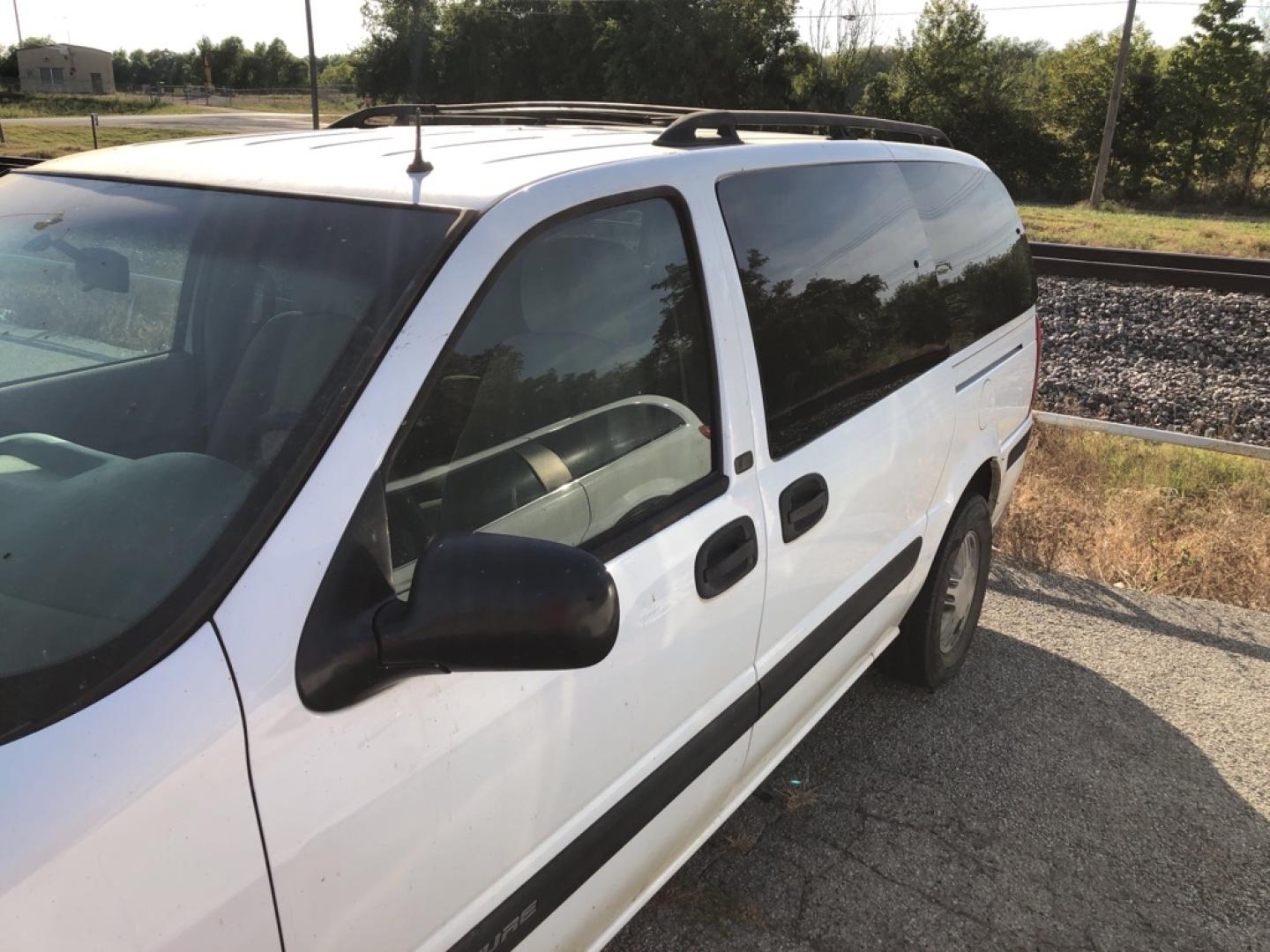 2001 WHITE CHEVROLET VENTURE (1GNDX03E11D) with an 3.4L engine, Automatic transmission, located at 850 South Mill Street, Pryor, 74361, (918) 825-3030, 36.293549, -95.324440- Photo#1