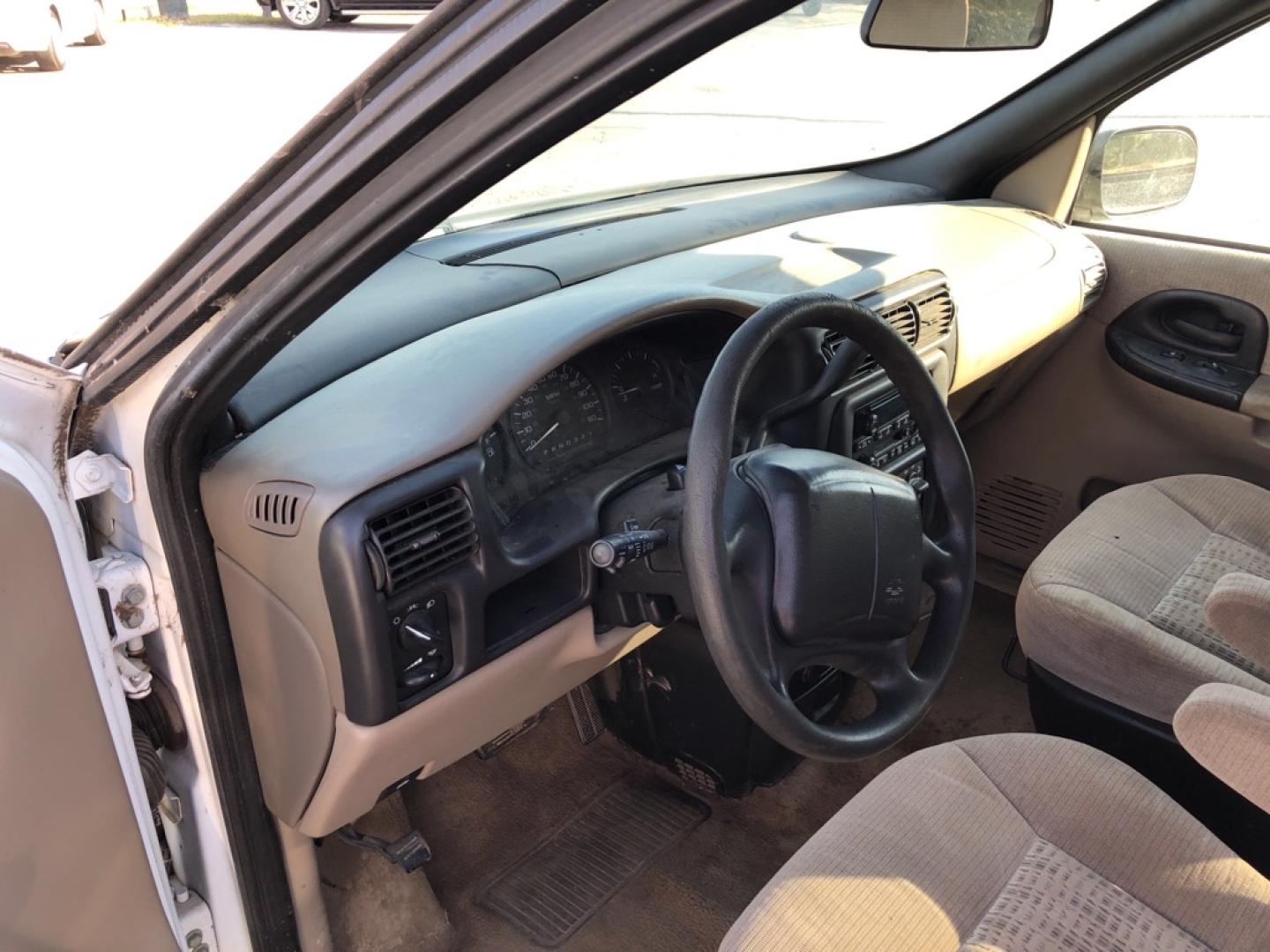 2001 WHITE CHEVROLET VENTURE (1GNDX03E11D) with an 3.4L engine, Automatic transmission, located at 850 South Mill Street, Pryor, 74361, (918) 825-3030, 36.293549, -95.324440- Photo#3