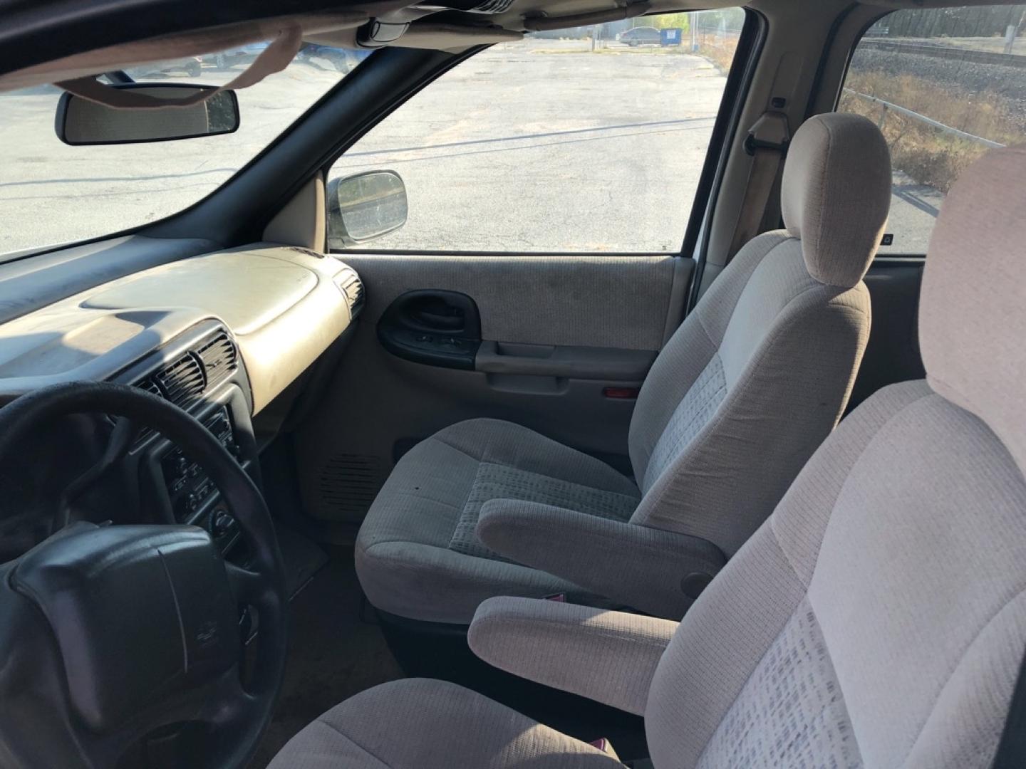2001 WHITE CHEVROLET VENTURE (1GNDX03E11D) with an 3.4L engine, Automatic transmission, located at 850 South Mill Street, Pryor, 74361, (918) 825-3030, 36.293549, -95.324440- Photo#4