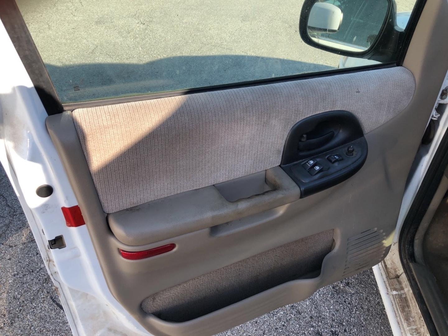 2001 WHITE CHEVROLET VENTURE (1GNDX03E11D) with an 3.4L engine, Automatic transmission, located at 850 South Mill Street, Pryor, 74361, (918) 825-3030, 36.293549, -95.324440- Photo#5