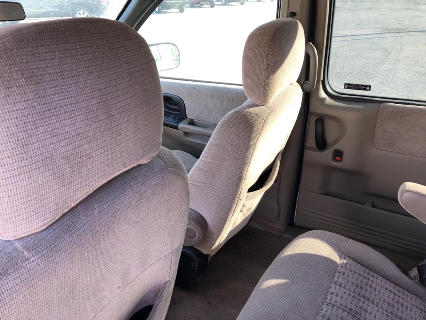 2001 WHITE CHEVROLET VENTURE (1GNDX03E11D) with an 3.4L engine, Automatic transmission, located at 850 South Mill Street, Pryor, 74361, (918) 825-3030, 36.293549, -95.324440- Photo#8