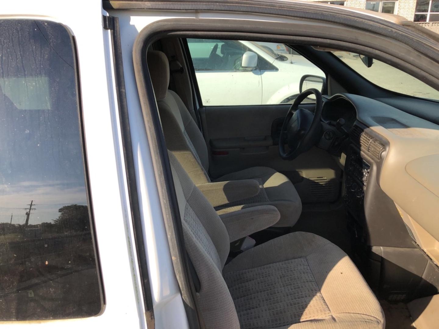 2001 WHITE CHEVROLET VENTURE (1GNDX03E11D) with an 3.4L engine, Automatic transmission, located at 850 South Mill Street, Pryor, 74361, (918) 825-3030, 36.293549, -95.324440- Photo#16