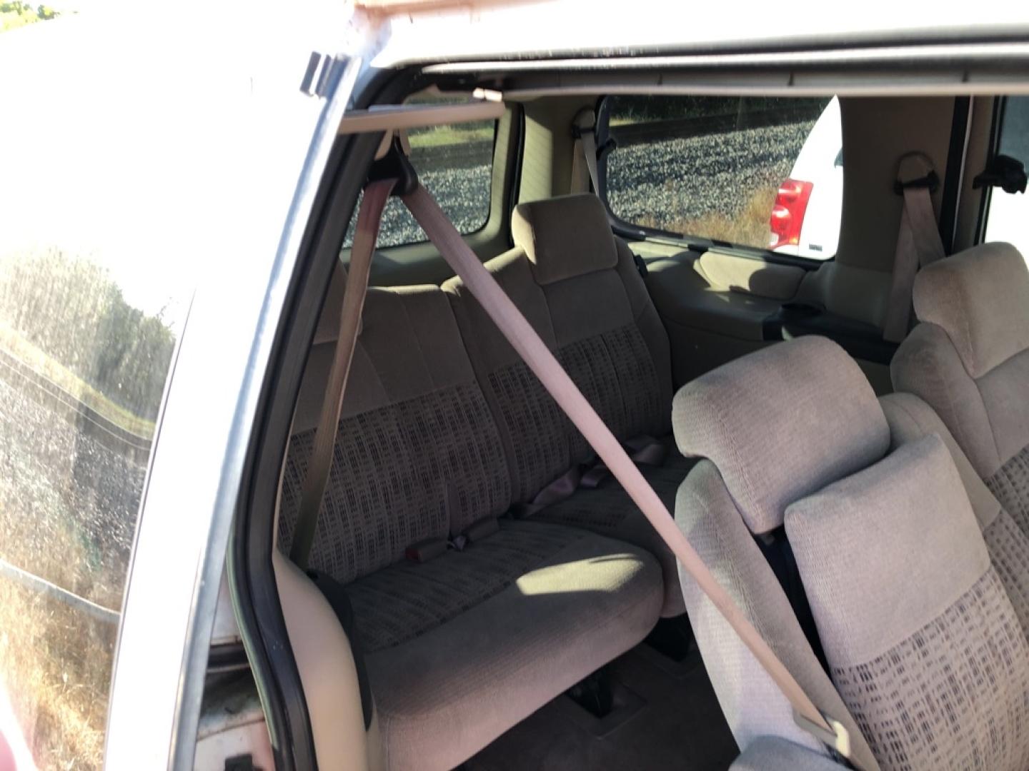 2001 WHITE CHEVROLET VENTURE (1GNDX03E11D) with an 3.4L engine, Automatic transmission, located at 850 South Mill Street, Pryor, 74361, (918) 825-3030, 36.293549, -95.324440- Photo#18