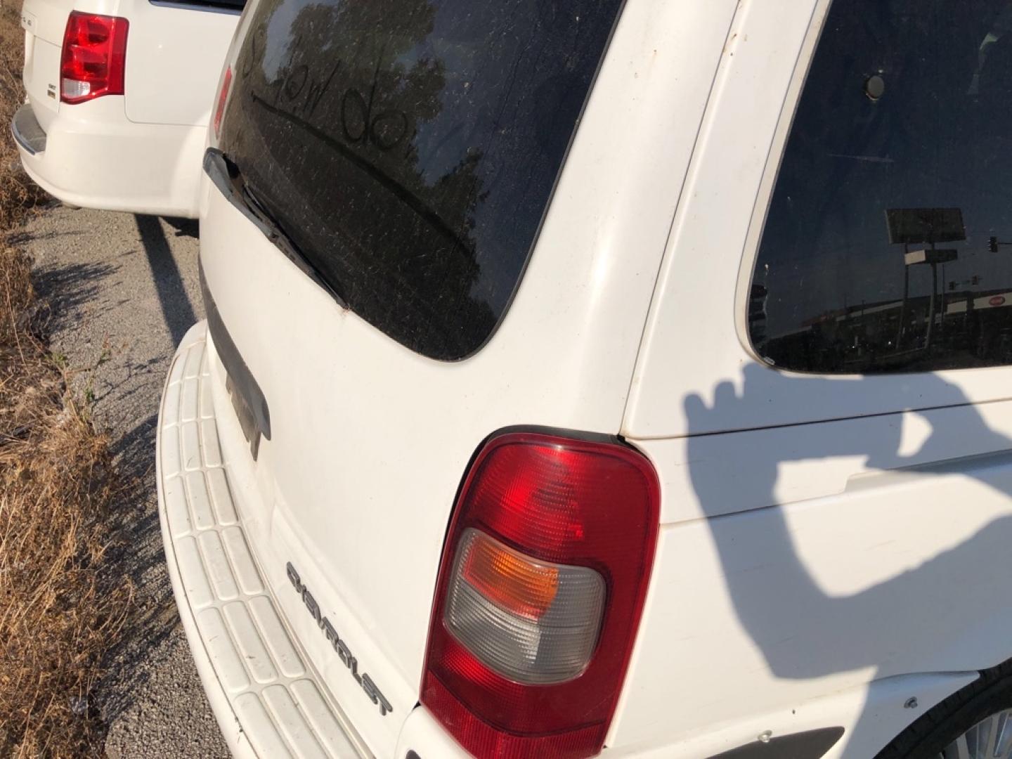 2001 WHITE CHEVROLET VENTURE (1GNDX03E11D) with an 3.4L engine, Automatic transmission, located at 850 South Mill Street, Pryor, 74361, (918) 825-3030, 36.293549, -95.324440- Photo#21