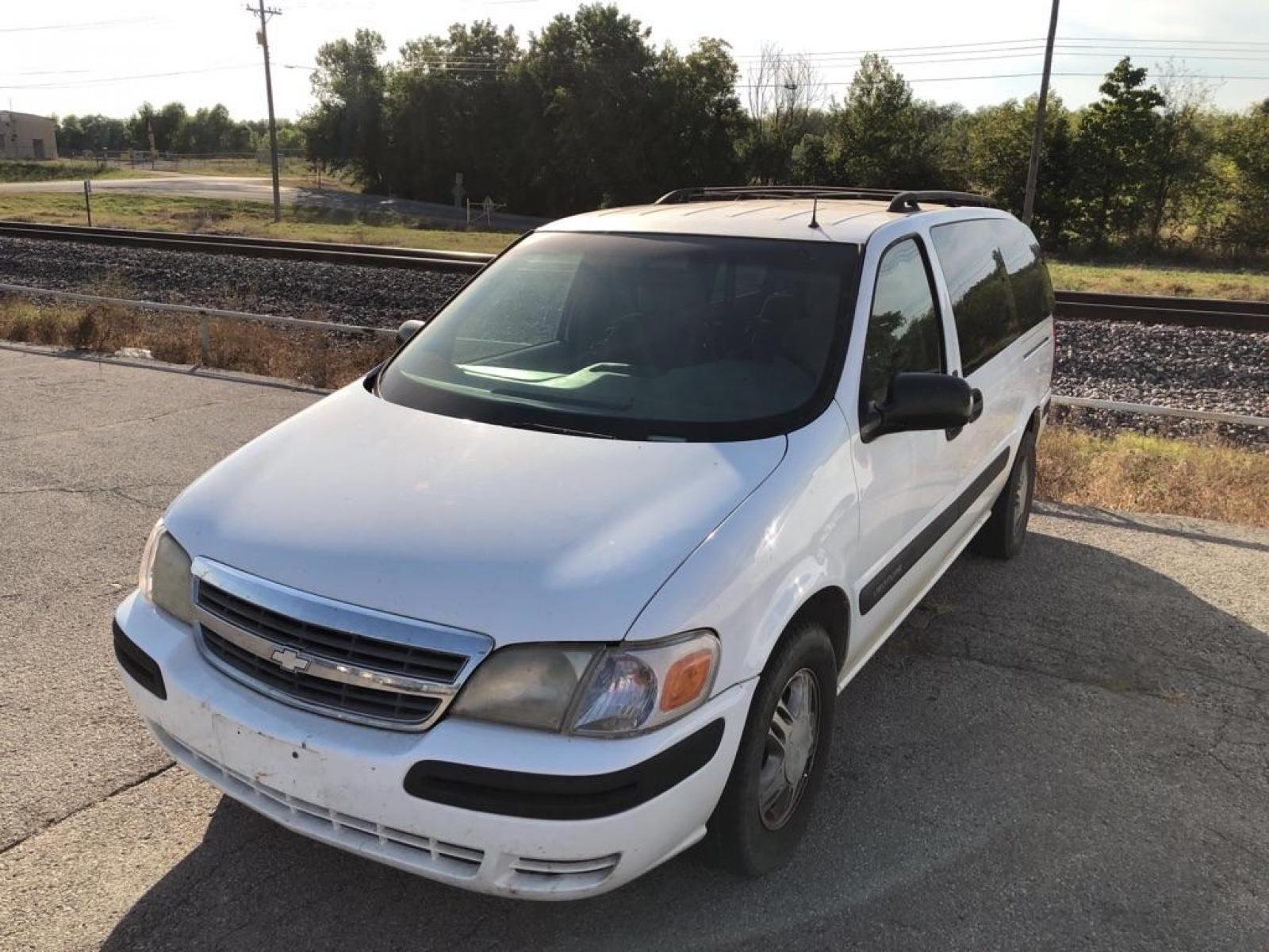 2001 WHITE CHEVROLET VENTURE (1GNDX03E11D) with an 3.4L engine, Automatic transmission, located at 850 South Mill Street, Pryor, 74361, (918) 825-3030, 36.293549, -95.324440 - Photo #0