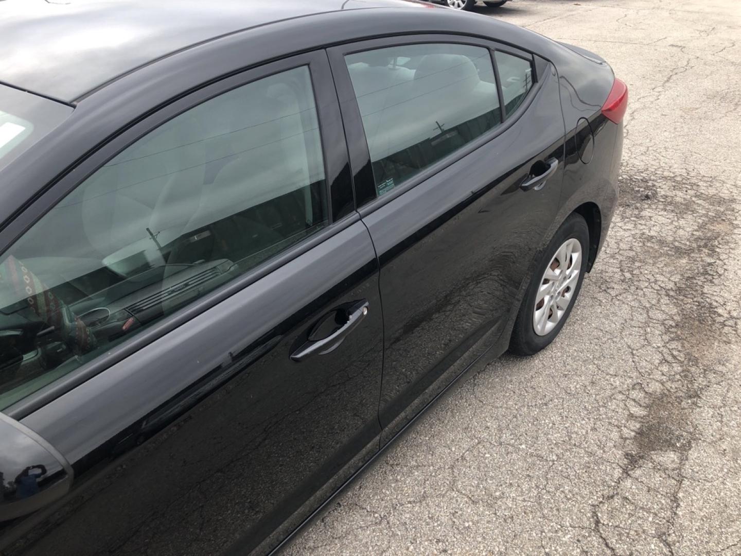 2017 BLACK HYUNDAI ELANTRA SE (5NPD74LF3HH) with an 2.0L engine, Automatic transmission, located at 850 South Mill Street, Pryor, 74361, (918) 825-3030, 36.293549, -95.324440- Photo#4