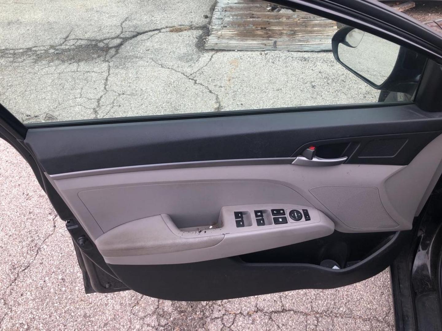 2017 BLACK HYUNDAI ELANTRA SE (5NPD74LF3HH) with an 2.0L engine, Automatic transmission, located at 850 South Mill Street, Pryor, 74361, (918) 825-3030, 36.293549, -95.324440 - Photo#28