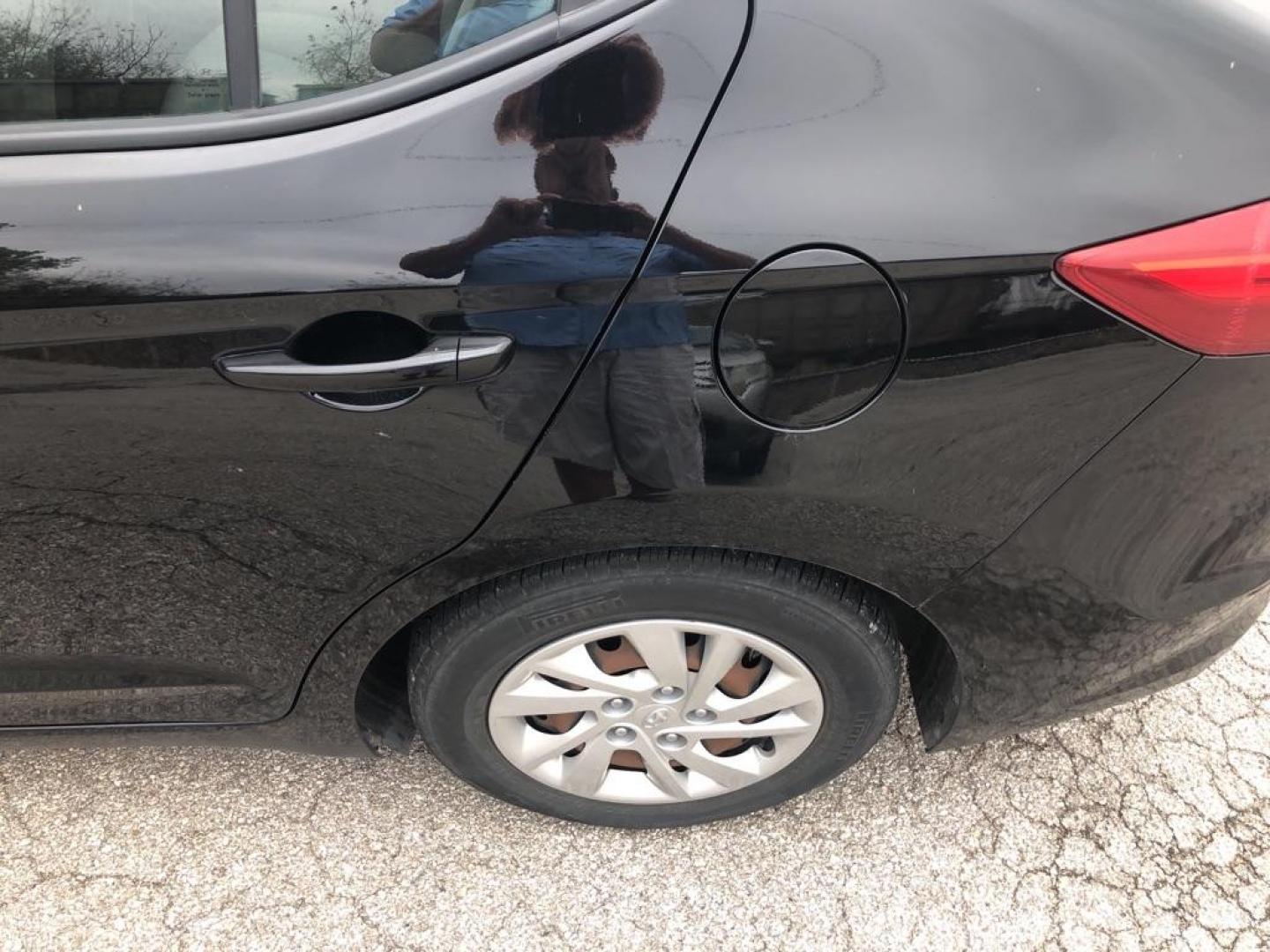 2017 BLACK HYUNDAI ELANTRA SE (5NPD74LF3HH) with an 2.0L engine, Automatic transmission, located at 850 South Mill Street, Pryor, 74361, (918) 825-3030, 36.293549, -95.324440 - Photo#5